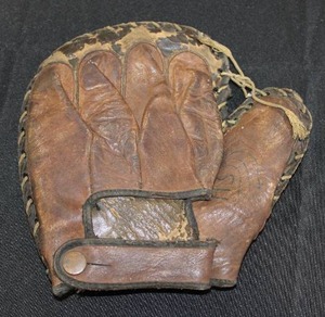 lot 140 image: Vintage Youth Catchers Baseball Glove