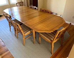lot 15 image: Vintage Dining Table with Six Chairs