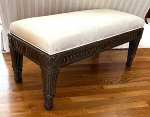 lot 25 image: Beautiful Upholstered Top Bench