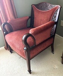 lot 29 image: Gorgeous Vintage Armchair