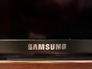 lot 7 image: Samsung 64 Inch Curved TV