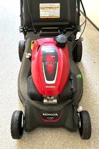 lot 10 image: Honda Lawnmower