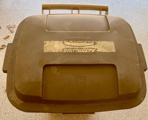 34 Gallon Rubbermaid Garbage Can