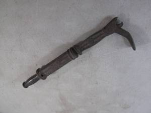 lot 33 image: (H-2) Vintage Bridgeport Hardware No.56 Sure Grip Nail Puller