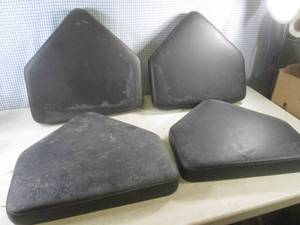 lot 36 image: (BR1) 4 Cushioned Seats 18 12 x 17 12 x 2 34 Thick