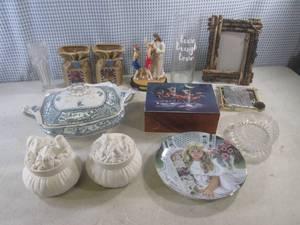 lot 128 image: (F-1) Assorted Decor