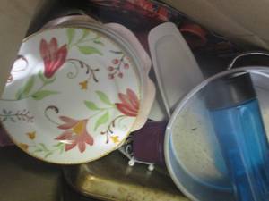 lot 131 image: (BR1) Big Box of Assorted Kitchen Items