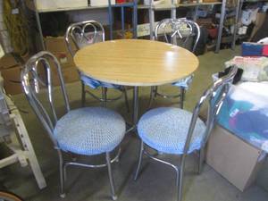 lot 136 image: (CNTR) Vintage Round 36 Drop Leaf Table and 4 Chairs