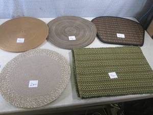 lot 176 image: (EW4) 4 - 4pc and 1 - 2pc Table Place Mats