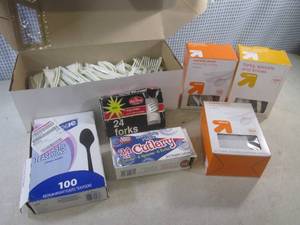 lot 180 image: (D-3) Assortment of Plastic Forks Spoons Knives