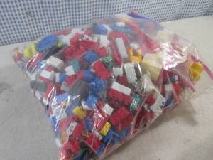 lot 191 image: (D-2) Legos - Jumbo Size Hefty Zip-Lock Bag Full