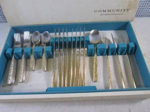 lot 228 image: (EC1) Vintage Rogers Cutlery Silverware in Box - Not a Complete Set