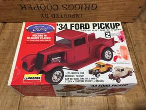 lot 19 image: Lindberg 34 Ford Pickup 125 Model Kit
