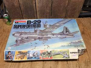 lot 43 image: Vintage Monogram B-29 Superfortress 148 Model Kit