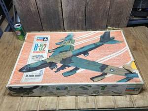 lot 44 image: Vintage Monogram B-52 Superfortress 172 Model Kit