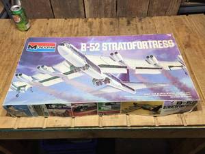 lot 45 image: Vintage Monogram B-52 Superfortress 172 Model Kit