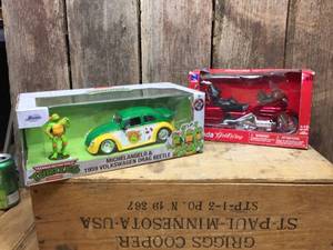 lot 47 image: Diecast Jada MNT Beetle & Honda Goldwing