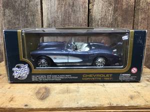 lot 48 image: Road Tough 1957 Chevrolet Corvette 118 Diecast