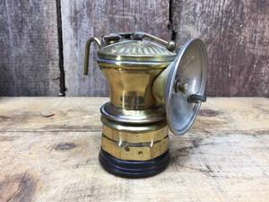 lot 79 image: Vintage Universal Lamp Co. Auto-Lite Miners Lamp
