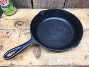 lot 105 image: Vintage BSR Cast Iron Skillet NO. 5