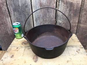lot 106 image: Vintage Cast Iron Dutch Oven Pot 8
