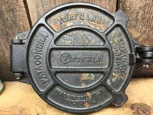 lot 108 image: Cast Iron VICTORIA Pataconera Totillas Press