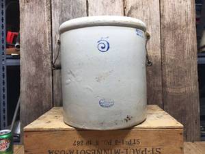 lot 143 image: Redwing 5 Gallon Bail Handle Crock