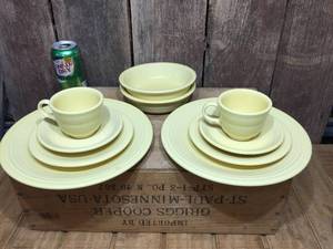 lot 146 image: Fiesta 10pc Dinnerware Set - Ivory