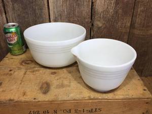 lot 154 image: Vintage 2 Pyrex - Hamilton Beach Mixing Bowls