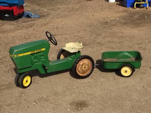 lot 167 image: Vintage Ertl John Deere Pedal Tractor - Trailer