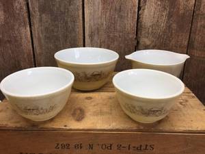lot 188 image: Pyrex Mushroom Bowls - Casserole