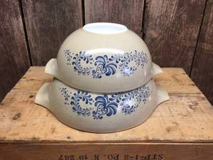 lot 189 image: 2 Pyrex Homestead Mixing Bowls