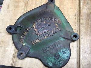 lot 102 image: Vintage Cast JOHN DEERE Tractor Part
