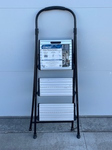 lot 12 image: Cosco 3 Step Stool
