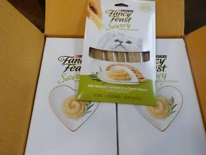 30 x 4 packs Purina Natural Chicken in a Demi Glace Fancy Feast Savory Cat Treats retail $3 each