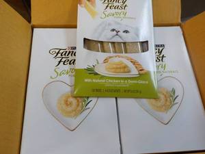 30 x 4 packs Purina Natural Chicken in a Demi Glace Fancy Feast Savory Cat Treats retail $3 each