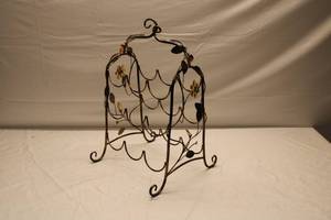 lot 106 image: 9-bottle Decorative Wine Rack