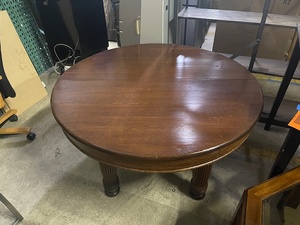 lot 1G-123 image: Round Dining Room Table with 5 Wooden Legs