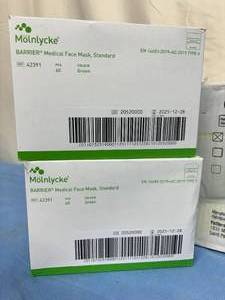 lot 105 image: Lot of Mixed Brand Standard Medical and Earloop Face Masks (Molnlycke and Braval)