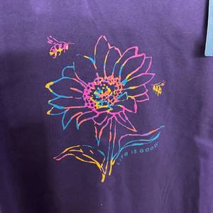 lot 14 image: Lot of 15 NEW Life Is Good T-Shirts with Flower Design in Womens XXL and XXXL Purple