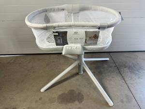 Display Model Halo Bassinet Swivel Sleeper