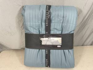 New FullQueen Down Alternative Comforter