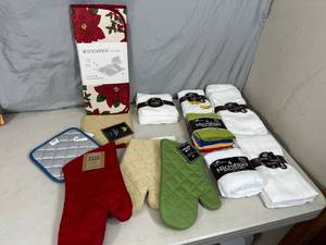 Assorted Dish Towels, Wash Cloths, Drying Mat, Pot Holders, Etc