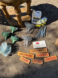 lot 9 image: Melon Cradles, Garden Signs, Gravel- Loc, Aceton (NEW)
