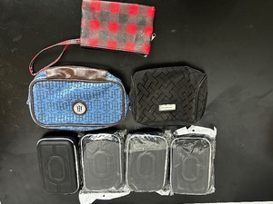 lot 72 image: 7 small travel bags