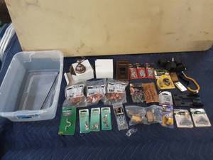 lot 33 image: Assortment of household hardware