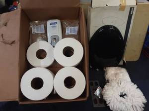 lot 46 image: Box of assorted Toiletry accessories