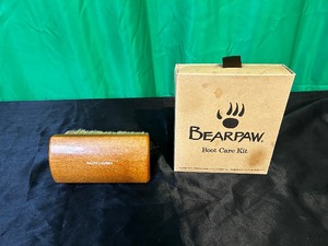 lot 186 image: New bear claw shoe cleaning kit