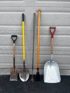 lot 8 image: Aluminum Scoop Shovel  Spade  Hoe  Spade Shovel  Ice Scrapper - Breaker