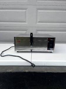 lot 12 image: Wisco 421 Meals  Pizza  Snack Maker